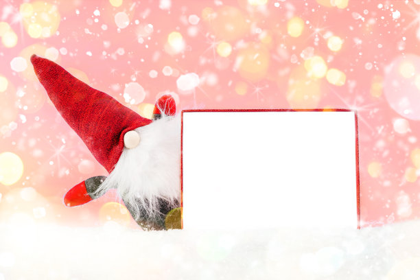 贺年卡背景。戴着红色帽子的Gnome在红色背景上拥有一个文本框架。副本的空间。圣诞家居装饰。简单的简约。图片下载