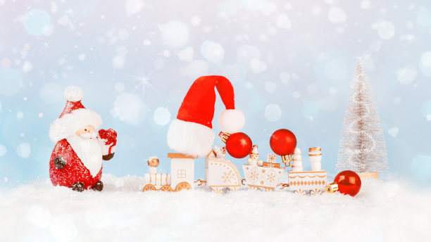 圣诞老人与装饰白色乡村新年火车与圣诞老人的帽子和新年的红色玻璃球圣诞树。贺年卡背景。背景的祝贺。图片下载