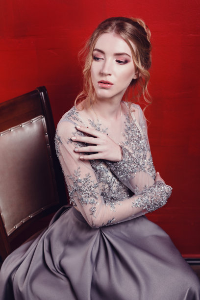 时尚工作室的照片，美丽的年轻女孩，棕色头发，穿着豪华的米色连衣裙，图片下载