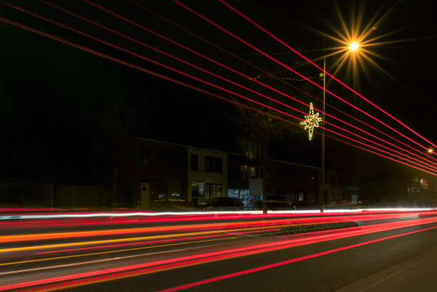 晚上公路。圣诞节照明街图片下载