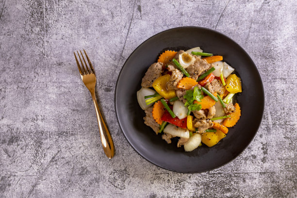 用黑胡椒、洋葱和辣椒翻炒图片下载