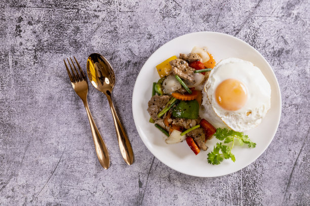 用黑胡椒、洋葱和辣椒翻炒图片下载