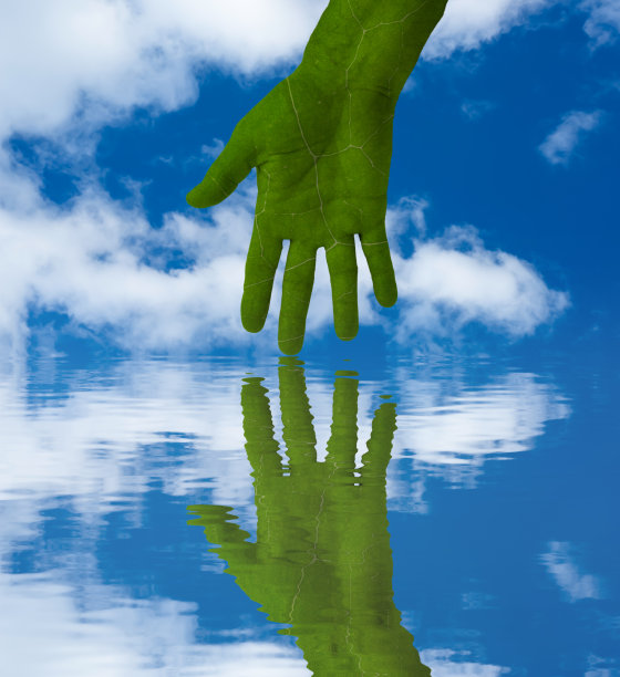 绿色的手，带着叶子的质感，倒映在水中图片下载