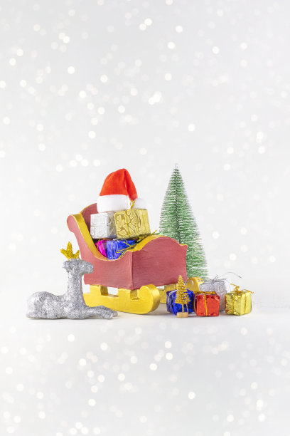 圣诞概念的圣诞老人雪橇与圣诞树，帽子和礼物在白色的背景图片下载