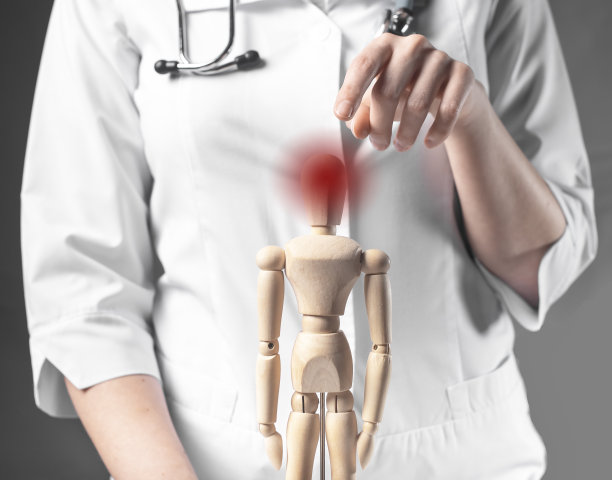 头痛的概念。木假人上头痛红痛图片下载