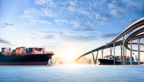 集装箱货船在海中城市背景与复制空间，全球商务物流进出口，货物运输，海运图片下载