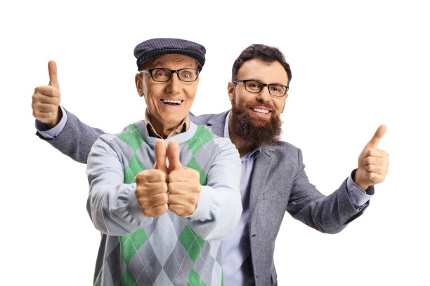 一位兴高采烈的老人和一个在后面竖起大拇指的大胡子年轻人图片下载