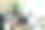公司业务:两位同事在现代开放式办公室里寻找手机并一起讨论图片下载