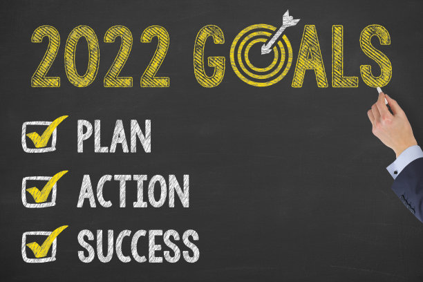 在黑板上书写2022年新年目标图片下载
