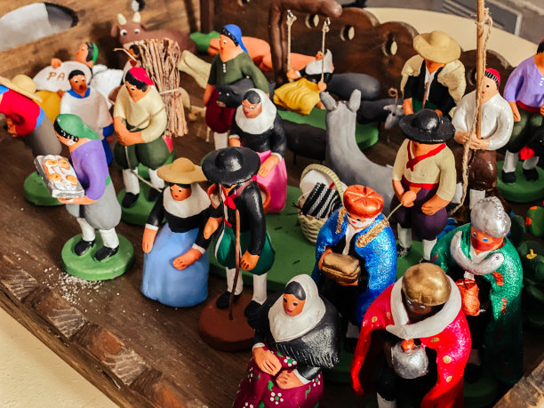 耶稣诞生雕像准备放置图片下载