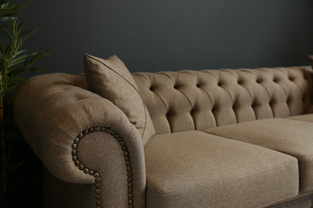 黑色内饰与空白墙壁，扶手椅和装饰图片下载