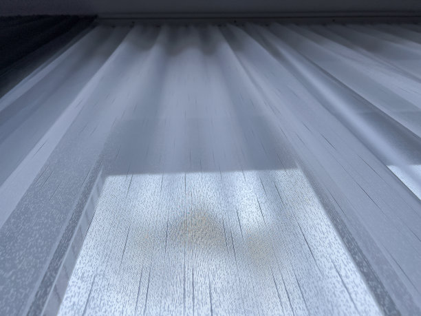 漂亮的白色窗帘，以窗户为背景。图片下载