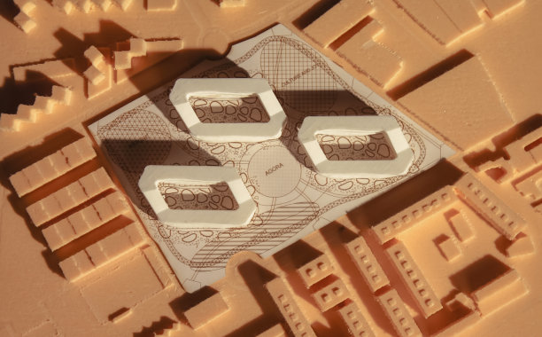 城市建筑物理模型的俯视图，三个住宅街区用3d打印机制成白色塑料，周围的建筑用CNC机器制成泡沫图片下载