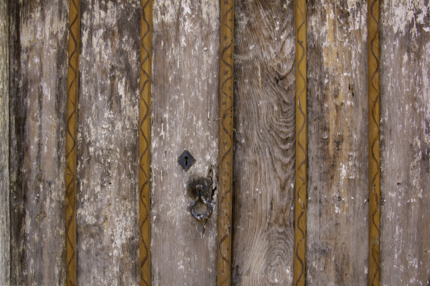 木制的历史悠久的门和生锈的锁孔图片下载