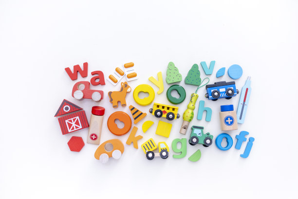 木制儿童玩具。玩具商店。平的。副本的空间。蒙特梭利的材料。图片下载