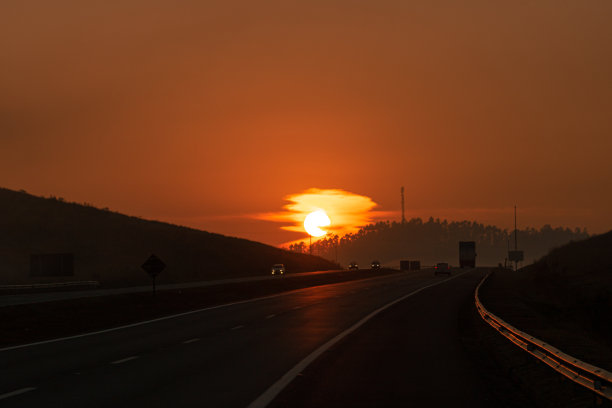 公路上的日出图片下载