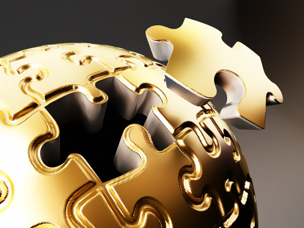 黄金拼图站在地球仪旁边，由拼图部分组成图片下载