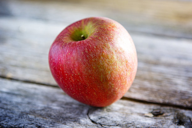 新鲜美味的苹果在木制背景图片下载