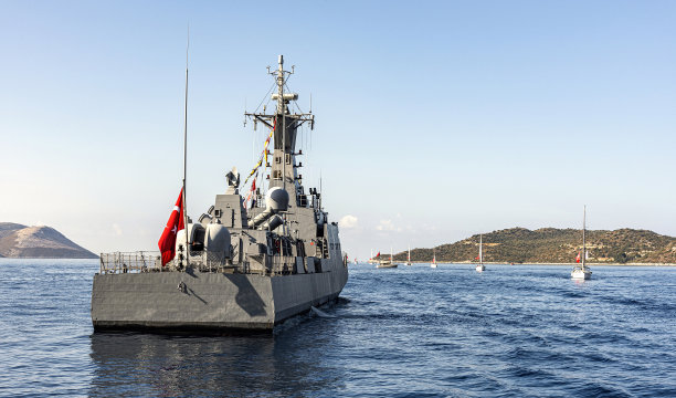 船首悬挂国际水手旗图片下载