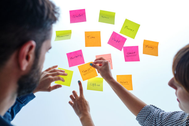 近距离观察办公室的人在会议室的白板上用纸贴纸展示商业计划的想法图片下载