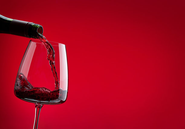 红酒从瓶子倒进玻璃杯图片下载