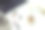 白色木桌上放着笔记本电脑、一杯茶、化妆品和女性配饰。俯视图，平铺图片下载