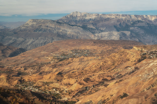 马特拉斯和部分高加索山脉的全景。Matlas。达吉斯坦。2020年10月。图片下载