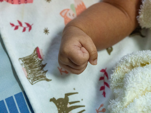 亚洲婴儿和泰国国籍的婴儿用拳头睡觉图片下载