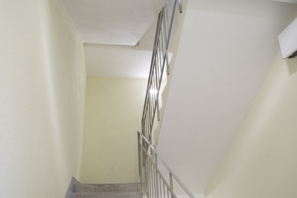 一座新的高层建筑里的空的、轻的楼梯。在一栋公寓楼里准备紧急降落。图片下载