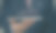 商人手持平板电脑预测2022年股市前景，图表和烛台，股市走势，从过去到现在。图片下载