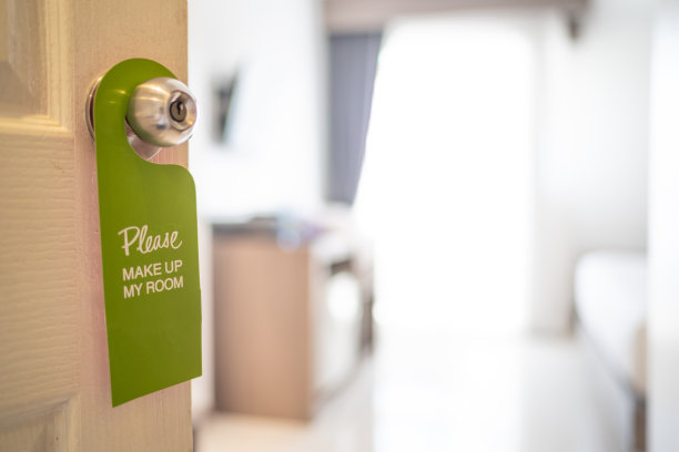 请整理一下我的房间。服务员正在打扫房间，请帮我把房间的牌子挂在门上。图片下载