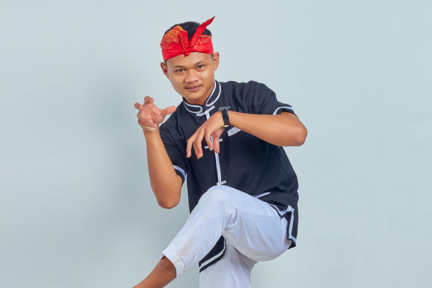 图片年轻的运动员穿着和服练习空手道孤立在灰色的背景。看相机图片下载