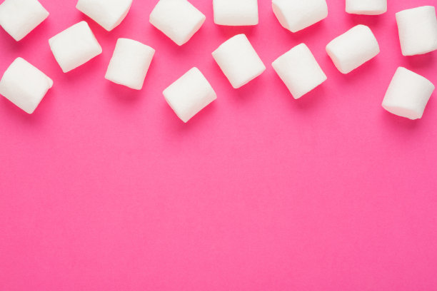 棉花糖框架在粉红色的背景与复制空间图片下载