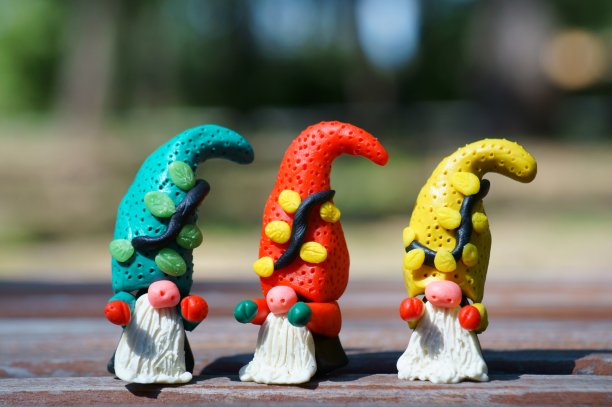 用橡皮泥做成的童话里的小矮人雕像。图片下载