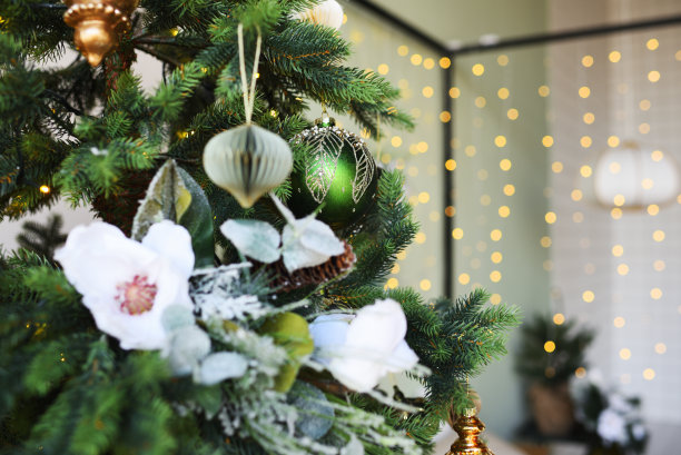 圣诞树上的玩具映衬着圣诞树上黄色的圣诞彩灯图片下载