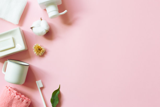粉红色背景上的各种水疗淋浴配件身体护理产品。平铺，俯视图，复制空间图片下载