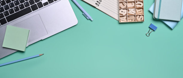 模拟电脑笔记本电脑，便利贴和笔记本在蓝色的背景。图片下载