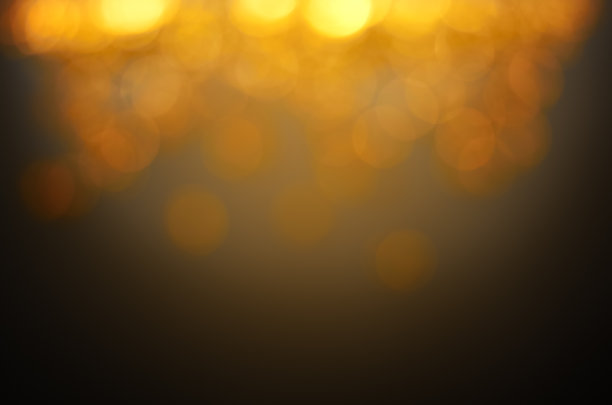 模糊的黄色灯光在黑暗的背景图片下载