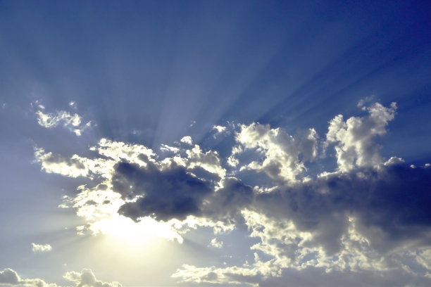 太阳盘落在云层中图片下载