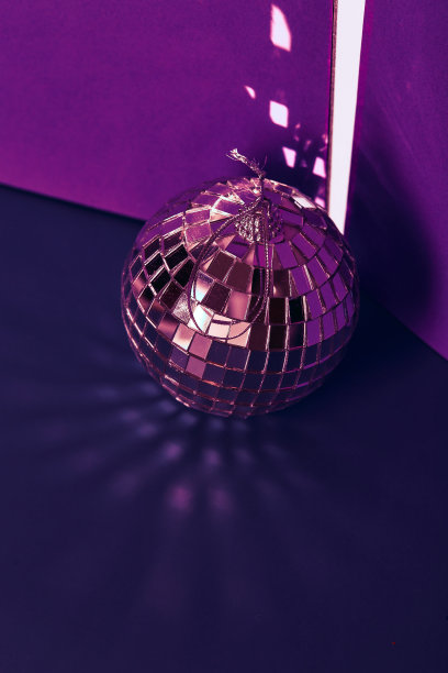 迪斯科镜面球光线反射在天花板和地板上图片下载