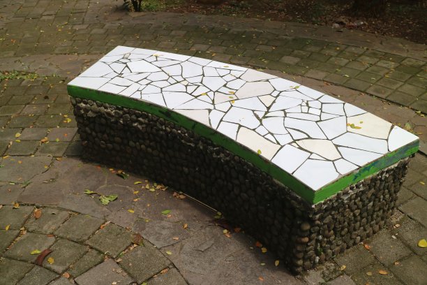 混凝土椅子中间的阴凉花园照片图片下载