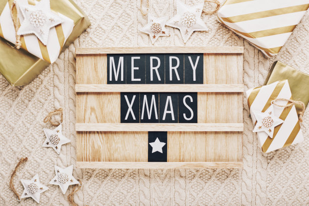 圣诞平板字母板拼写圣诞快乐。节日贺卡，圣诞问候概念。图片下载