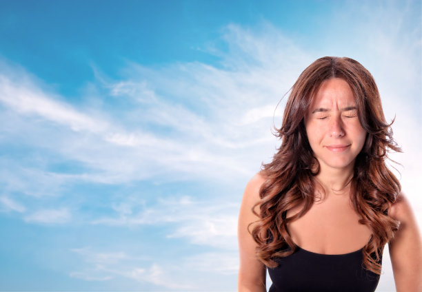 眼睛闭着的肖像美丽的白色女人在蓝天上图片下载