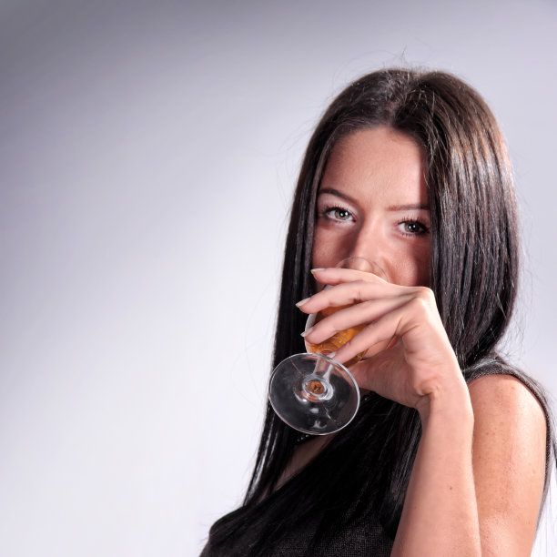 年轻漂亮女人喝香槟的肖像图片下载