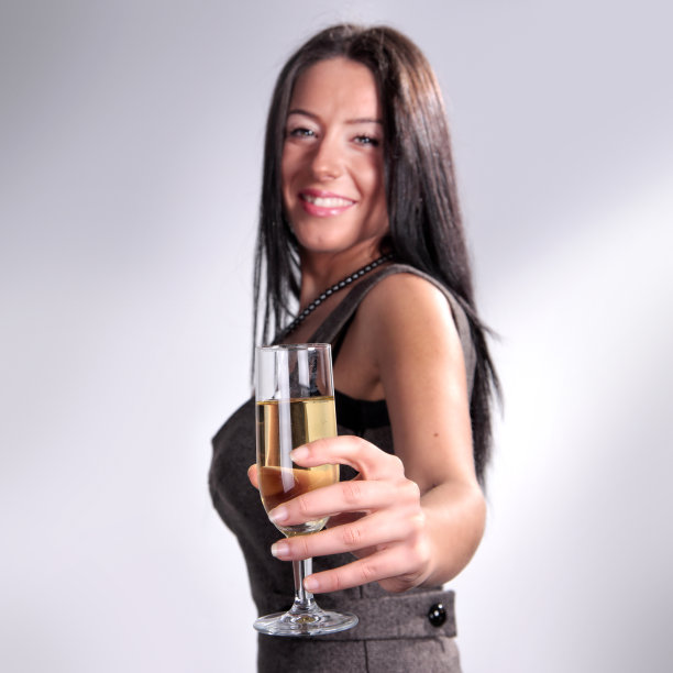 年轻漂亮女人喝香槟的肖像图片下载