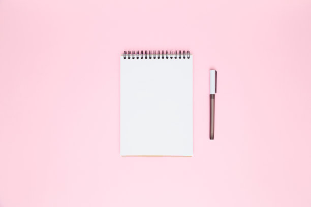 白色空白打开螺旋笔记本和钢笔孤立在淡粉色的背景。平铺，复制空间。创意工作、商业、金融或教育概念图片下载