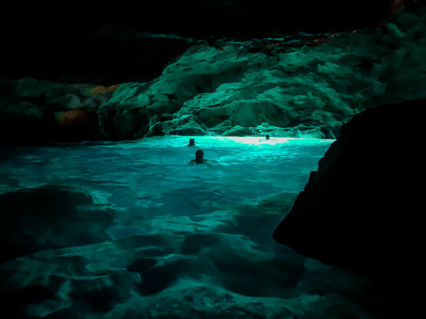 在普利亚的玛丽娜迪安德拉诺的绿色cavo图片下载