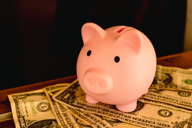 房子窗户上的存钱罐图片下载