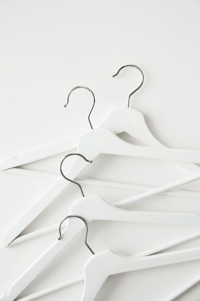 销售、时尚的概念。白色木制衣架和外套衣架的背景是白色的。副本的空间。图片下载