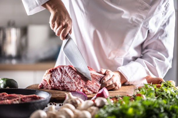 由专业餐厅厨师切成的猪肉或牛肉块的细节。图片下载